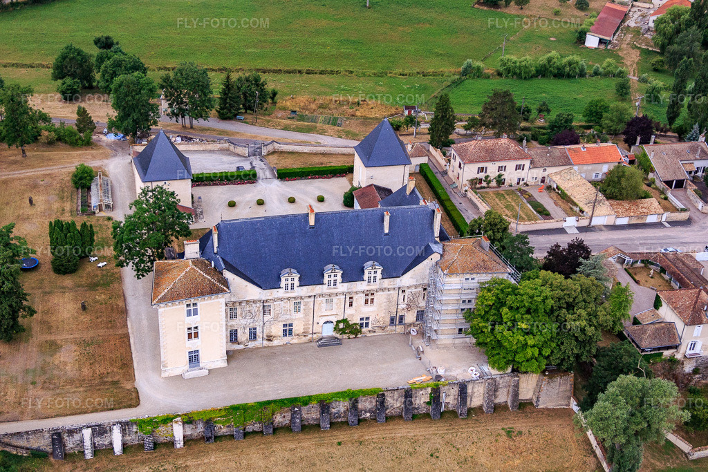 Aerial view: Château de Montbras in Montbras in the state Meuse, France. – Photo: IMG_083574.jpg taken on 07/13/2015 by Werner Riehm/FLY-FOTO.com – Resolution of the original: 4649 x 3099 px – Le Chateau de Montbras vous accueille dans la Meuse
