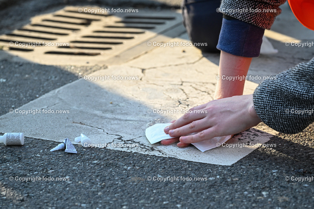  Klimagegner Linz Waldeggstrasse_ Klimakleber_ 20.03.2023-80 | 20.03.2023, Linz, AUT, Klimagegner Linz Klimakleber, im Bild Klimagegner kleben auf der Strasse, Linz Waldeggstrasse, Polizei, Verkehr, Zebrastreifen, Fussgaengeruebergang, Transparent, Demo, Klimawandel