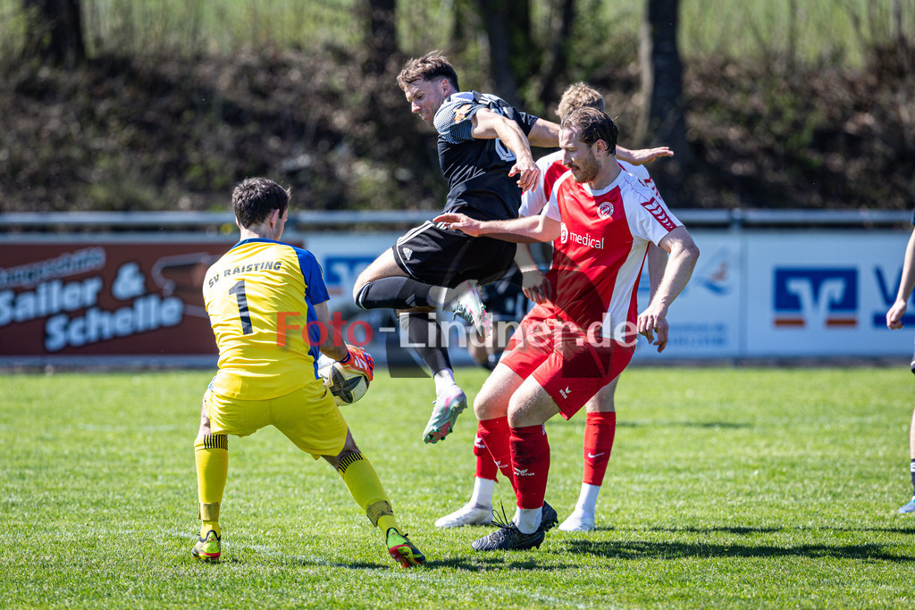 SV Raisting gegen SV Pullach | Fußball Herren Bezirksliga Oberbayern Süd 2025/26 25. Spieltag, SV Raisting gegen SV Pullach, 20260411,Torwart hält den Ball,2026-04-11 in Raisting (Raiffeisen Arena Raisting), Urban SCHAIDHAUF (SV Raisting Torwart 1), Michael WICH (SV Pullach 6), Hermann SIGL (SV Raisting 4)Copyright: WolfgangxLindner www.foto-lindner.de