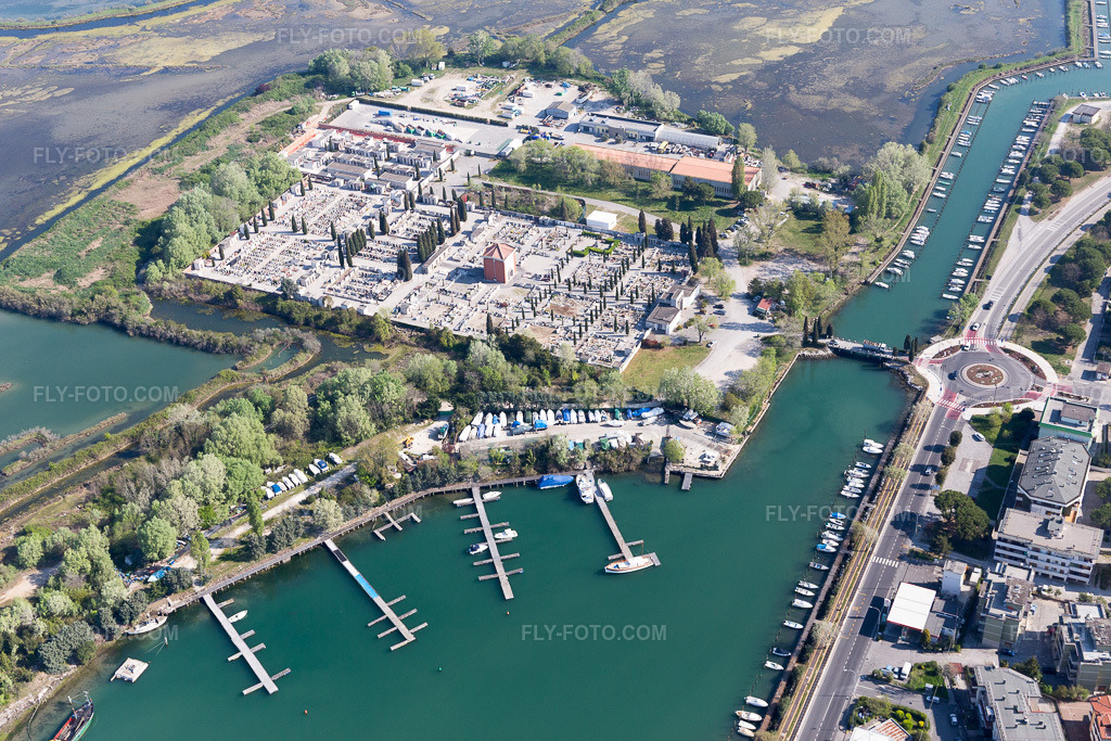 Aerial view: View of the town in Grado in the state Gorizia, Italy. – Photo: IMG_098088.jpg taken on 04/03/2017 by Werner Riehm/FLY-FOTO.com – Resolution of the original: 5472 x 3648 px