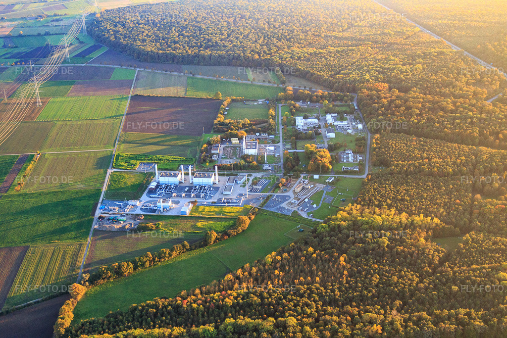 Luftbild: Erdgasanlagen am Waldrand der Open Grid Europe GmbH im Ortsteil Allmendfeld in Gernsheim im Bundesland Hessen in Deutschland. – Foto: IMG_075077.jpg vom 18.10.2014 durch Werner Riehm/FLY-FOTO.de – Auflösung des Originals: 5472 x 3648 px – OGE