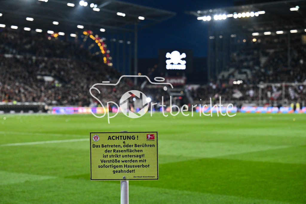 FC St. Pauli - FC Bayern München | ST. PAULI, DEUTSCHLAND - 11. APRIL: der Rasen ist gesperrt / Symbolbild nach dem Bundesligamatch zwischen dem FC St. Pauli und dem FC Bayern München am 29. Spieltag im Millerntor Stadion / DFL REGULATIONS PROHIBIT ANY USE OF PHOTOGRAPHS AS IMAGE SEQUENCES AND/OR QUASI-VIDEO