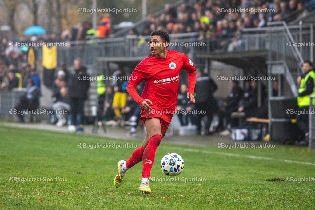 Eric Babacar Gueye | 15.11.2025, Fussball, Niederrheinpokal, VfB Homberg - Rot-Weiß Oberhausen: Eric Babacar Gueye (Rot-Weiß Oberhausen #11) am Ball - Realisiert mit Pictrs.com
