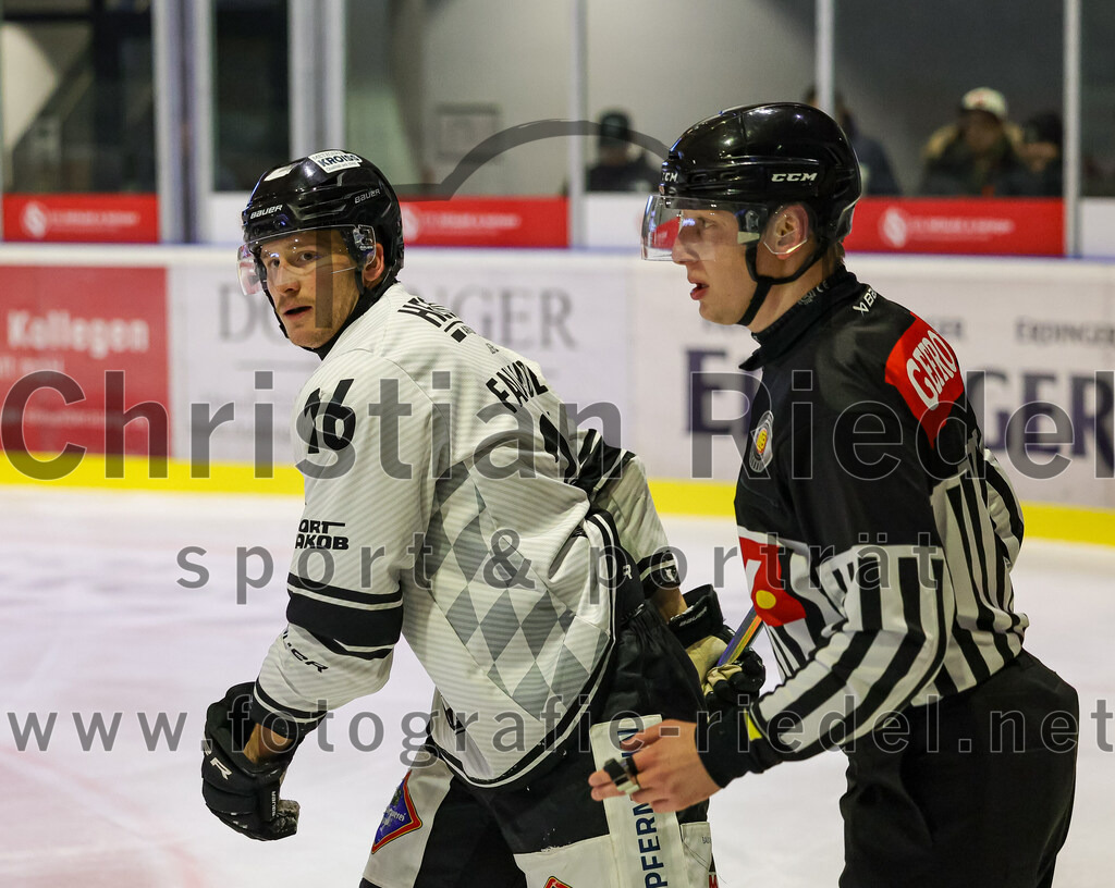 2025-11-25_122_TSV_Erding_gegen_EHF_Passau_Black_Hawks | Erding, Deutschland, 25.11.2025:Eishockey, Oberliga Süd 2025 / 2026, 20. Spieltag, TSV Erding gegen EHF Passau Black Hawks, Endergebnis: 2:3 n.V.Carson Briere (EC Peiting, #16)Foto: Christian Riedel / fotografie-riedel.net