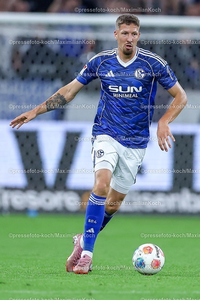 S0413092501157 | 13.09.2025, Fußball, FC Schalke 04 - Holstein Kiel, 5.Spieltag, 2. Fußball Bundesliga, Veltins-Arena Gelsenkirchen, Saison 2025 2026: Janik Bachmann (Schalke04 #14) DFB regulations prohibit any use of photographs as image sequences and or quasi-video.