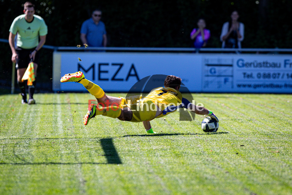 SV Raisting gegen SV Waldeck-Obermenzing München | Fußball Herren Bezirksliga Oberbayern Süd 2025/26 7. Spieltag, SV Raisting gegen SV Waldeck-Obermenzing München, 20250831,Urban SCHAIDHAUF (SV Raisting Torwart 1) hält Elfmeter, 2025-08-31 in Raisting (Raiffeisen Arena Raisting), Urban SCHAIDHAUF (SV Raisting Torwart 1), Copyright: WolfgangxLindner www.foto-lindner.de