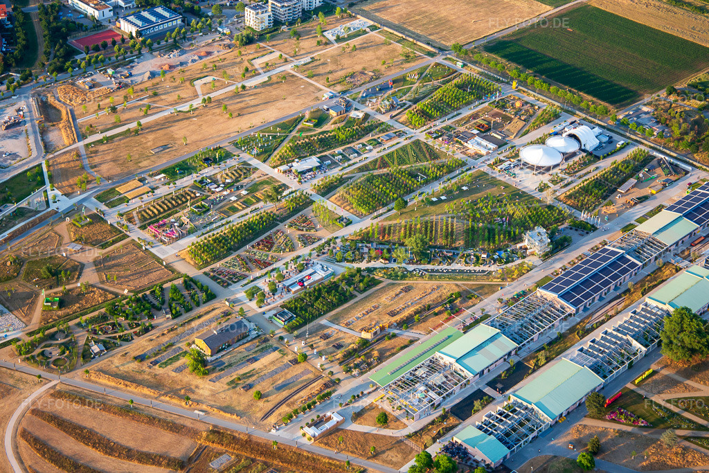 Luftbild: EXPERIMENTIERFELD im Spinelli-Park der Bundesgartenschau Mannheim BUGA 2023 https://www.buga23.de/ im Ortsteil Feudenheim in Mannheim im Bundesland Baden-Württemberg in Deutschland.Foto: IMG_137163.jpg vom 24.06.2023 durch Werner Riehm/FLY-FOTO.deAuflösung des Originals: 5023 x 3348 px