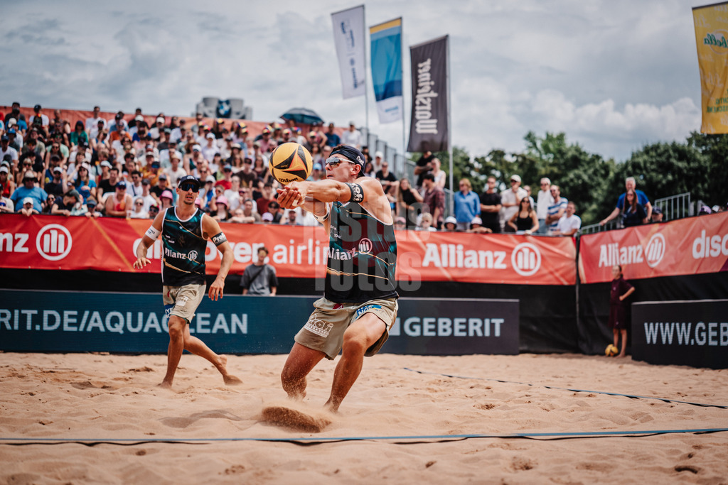 Beachvolleyball | Männer | Allianz German Beach Tour 2025 | Tourstop München | 06.07.2025 | Laurenc Grössig nimmt den Ball an