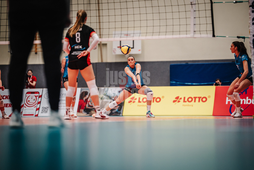 Volleyball | Frauen | Saison 2025/2026 | Volleyball Bundesliga | ETV Hamburger Volksbank Volleys vs. VC Wiesbaden | 14.03.2026 | Dagmar Boom (#12, VC Wiesbaden) nimmt den Ball an