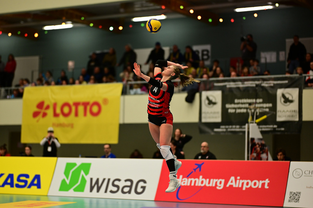 Volleyball I Frauen I Saison 2025-2026 I Bundesliga I 12. Spieltag I ETV Hamburger Volksbank Volleys - SSC Palmberg Schwerin | Aufschlag Fiona Dittmann (14, ETV Hamburger Volksbank Volleys) - Realisiert mit Pictrs.com
