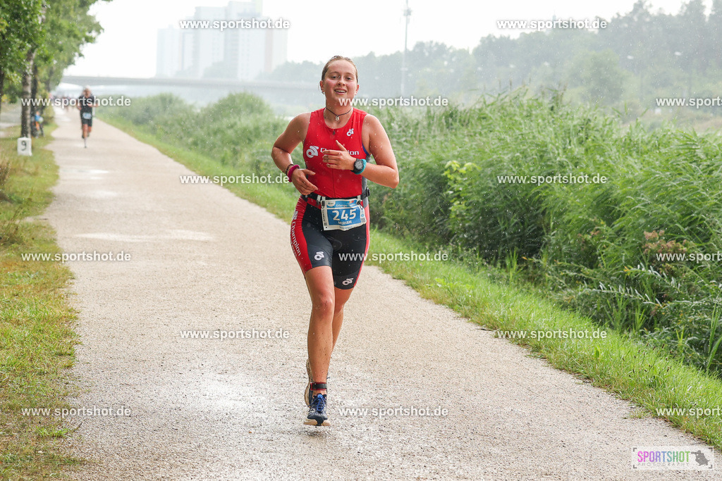 LUR_1366 | 34. M-net Erlanger Triathlon 2025 #erlangertriathlon  #mnettriathlon2025 #mnettriathlon #team #olympischedistanz #mitteldistanz #triathlon #maindonaukanal  #erlangertriathlon2025 #yourpictrs #tv1848 #tv1848erlangen  #triathlonbayern #sportinerlangen #demsportverbunden #sportshot_your_pictrs Copyright: www.sportshot.de