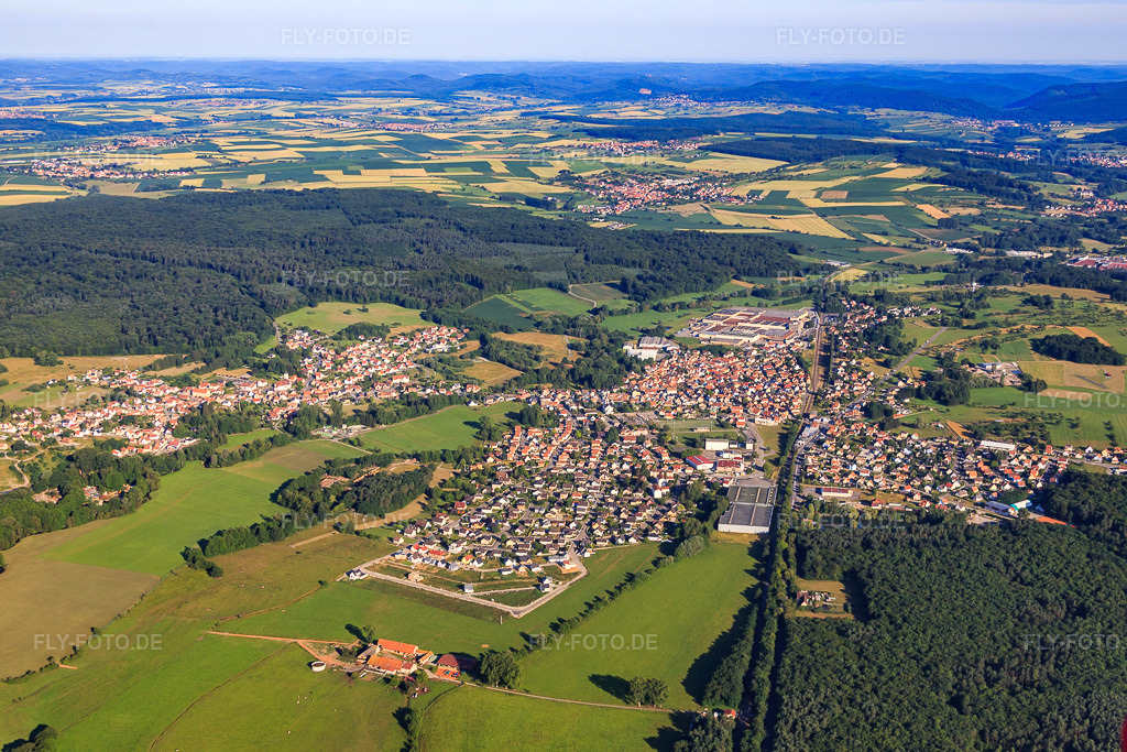 Luftbild: Ortsansicht von Südosten in Mertzwiller im Bundesland Bas-Rhin in Frankreich.Foto: IMG_082954.jpg vom 26.06.2015 durch Werner Riehm/FLY-FOTO.deAuflösung des Originals: 4915 x 3276 px