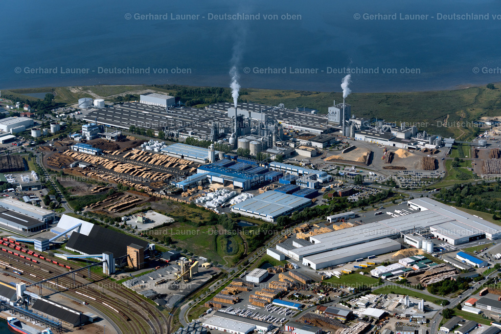 4062220 | WISMAR 08.09.2021 der Gebäude und Produktionshallen auf dem Werksgelände Egger Holzwerkstoffe Wismar GmbH & Co. KG und der IIim Nordic Timber GmbH & Co. KG Am Haffeld in Wismar im Bundesland Mecklenburg-Vorpommern, Deutschland. // Building and production halls on the premises of Egger Holzwerkstoffe Wismar GmbH & Co. KG and of IIim Nordic Timber GmbH & Co. KG Am Haffeld in Wismar in the state Mecklenburg - Western Pomerania, Germany. Foto: Gerhard Launer