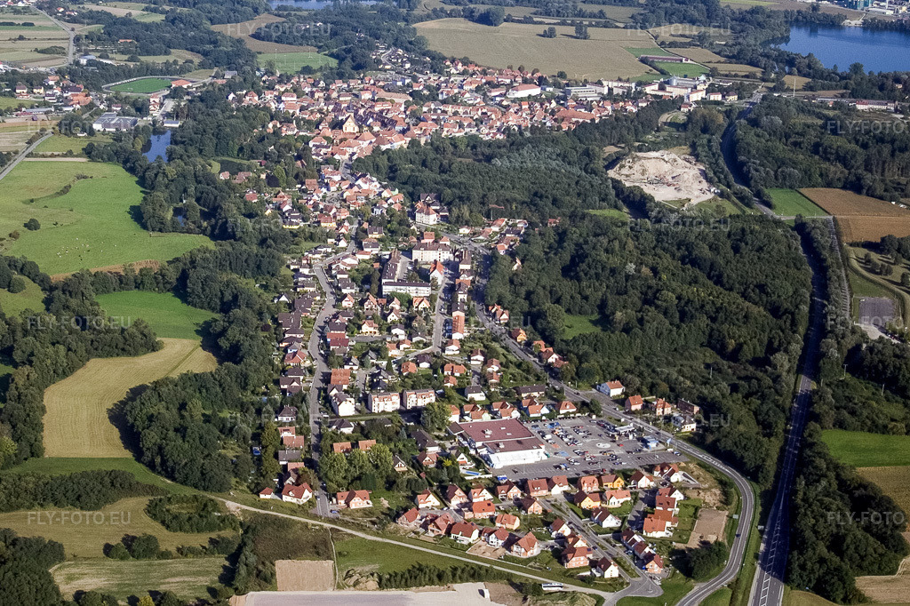 Vue aérienne: Vue de la ville depuis l'ouest à Scheibenhard dans le département Bas Rhin, France.Photo: IMG_8072.jpg prise le 15/09/2007 par Werner Riehm/FLY-FOTO.euRésolution de l'original: 2763 x 1841 px