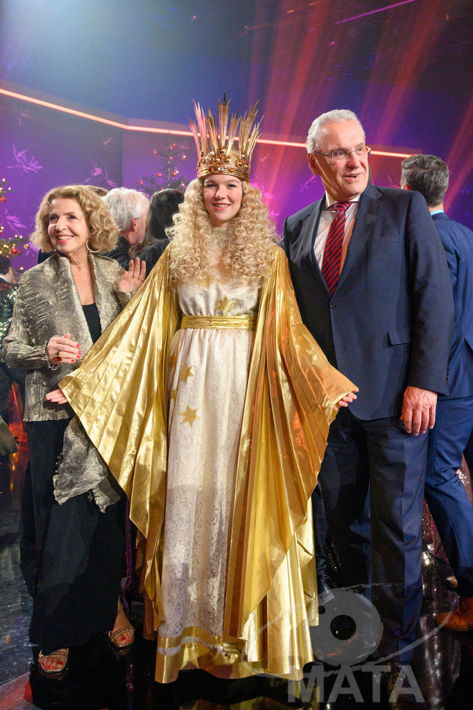 _DWA2149 | Michaela May, Christkind Nelli Lunkenheimer,  Joachim Hermann bei '30 Jahre Sternstunden-Gala 2023' in der Frankenhalle. Nürnberg, 15.12.2023 - Realisiert mit Pictrs.com