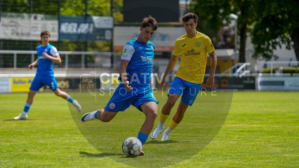 Fußball, Herren, Saison 2025/2026, 3. Luckenwalder Turmpokal, Werner-Seelenbinder-Stadion Luckenwalde, Spiel: FSV 63 Luckenwalde vs. F.C. Hansa Rostock U19,  | Fußball, Herren, Saison 2025/2026, 3. Luckenwalder Turmpokal, Werner-Seelenbinder-Stadion Luckenwalde, Spiel: FSV 63 Luckenwalde vs. F.C. Hansa Rostock U19,  Im Bild: Felikss Sprogis (blau, Hansa) - Realisiert mit Pictrs.com