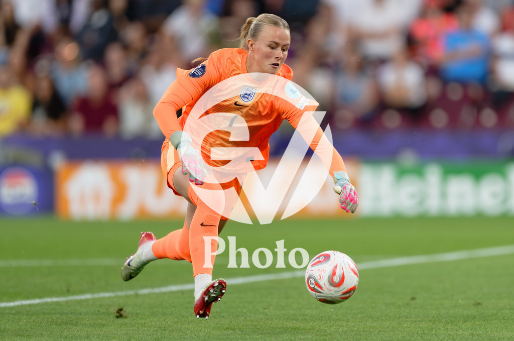 England v Italy - UEFA Women's EURO 2025 Semi-Final | GENEVA, SWITZERLAND - JULY 22:  Hannah Hampton of England making a save during the UEFA Women's EURO 2025 Semi-Final match between England and Italy at Stade de Geneve on July 22, 2025 in Geneva, Switzerland. (Photo by Giuseppe Velletri/Sports Press Photo/Getty Images)