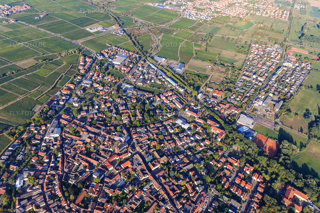 Luftbild: Stadtübersicht aus Süden in Deidesheim im Bundesland Rheinland-Pfalz in Deutschland. Foto: IMG_111811.jpg vom 16.09.2018 durch Werner Riehm/FLY-FOTO.de