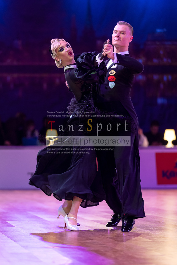 20241215_WDSF_Int_Open_Std-Riga-9061 | Tanzsportbilder, Standardtanz, Lateintanz, WDSF, DTV, LTVB, dancecomp, goc, hessen tanzt, blaues band der spree, walzer, tango, wiener walzer, slowfox, quickstepp, samba, rumba, cha-cha-cha, paso doble. jive, hd-kroft photography, turniertanzsport