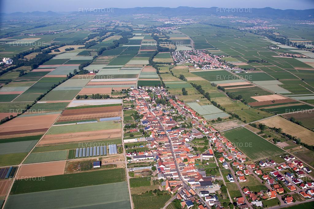 Luftbild: Dorfansicht in Böbingen im Bundesland Rheinland-Pfalz in Deutschland. Foto: IMG_080965.jpg vom 14.06.2015 durch Werner Riehm/FLY-FOTO.de