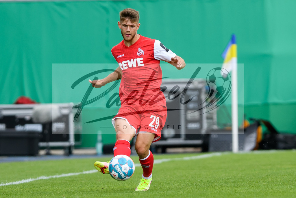 JENKOE20210808_135 | Fussball, Herren: Jan Thielmann (1. FC Koeln) in Aktion, am Ball, Einzelaktion beim Spiel der 1. Runde im DFB-Pokal zwischen FC Carl Zeiss Jena und 1. FC Koeln im Ernst-Abbe-Sportfeld am 08.08.2021 in Jena, Deutschland.DFB / DFL REGULATIONS PROHIBIT ANY USE OF PHOTOGRAPHS AS IMAGE SEQUENCES AND/OR QUASI-VIDEO. - Realisiert mit Pictrs.com