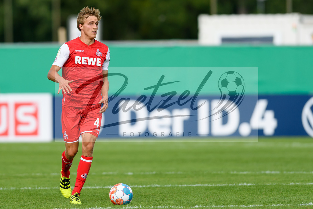 JENKOE20210808_324 | Fussball, Herren: Timo Huebers (1. FC Koeln) in Aktion, am Ball, Einzelaktion beim Spiel der 1. Runde im DFB-Pokal zwischen FC Carl Zeiss Jena und 1. FC Koeln im Ernst-Abbe-Sportfeld am 08.08.2021 in Jena, Deutschland.DFB / DFL REGULATIONS PROHIBIT ANY USE OF PHOTOGRAPHS AS IMAGE SEQUENCES AND/OR QUASI-VIDEO. - Realisiert mit Pictrs.com