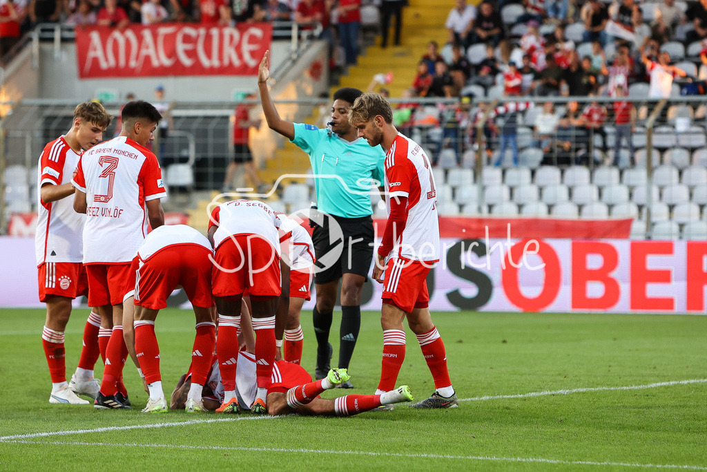 FC Bayern Amateure - FC Memmingen | Nach dem Foul von Dominik DEWEIN (FCM #12) liegt der verletzte Lucas Fernando COPADO SCHROBENHAUSER am Boden und muss behandelt werden