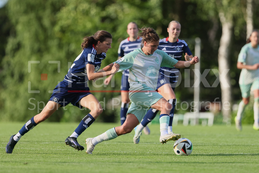 Fussball, Testspiel Frauen, Hamburger SV - SV Werder Bremen | v.li.: Lotta Wrede (Hambruger SV, 32) und Rieke Dieckmann (SV Werder Bremen, 22) im Zweikampf, Duell, Dynamik, Aktion, Action, Spielszene