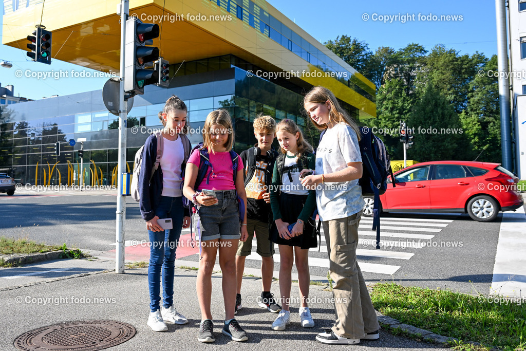 Pressegespraech OEAMTC Ooe und Polizei Ooe_ 05.09.2023_-9 | 05.09.2023, OEAMTC Linz, AUT, Pressegespraech OEAMTC Ooe und Polizei Ooe, Gefahr auf dem Schulweg im Bild Schueler und Schuelerinnen am Schulweg mit Handy, Smartphone, Kopfhoerer und Co