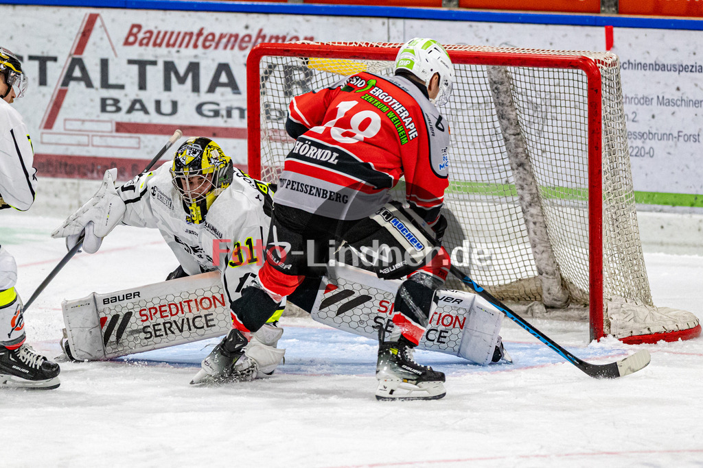 TSV Peißenberg Miners vs ERSC Amberg Wild Lions | Eishockey Bayernliga 2023/2024, TSV Peißenberg Miners vs ERSC Amberg Wild Lions,
Tor Valentin HÖRNDL (Miners 18),
2023-10-27 in Peißenberg (Eisstadion)
18 Valentin HÖRNDL (Miners 18), 31 Timon BÄTGE (Wild Lions Goali 31)
Copyright: WolfgangxLindner foto-lindner.de