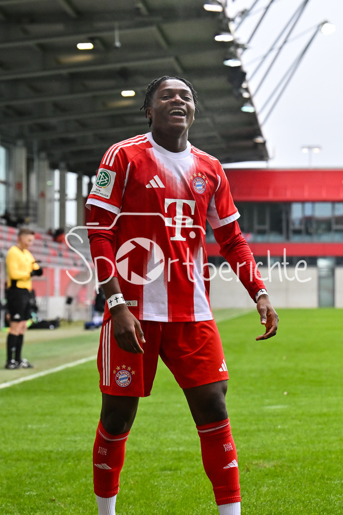 FC Bayern München - Hannover 96 | MUNICH, GERMANY - 15. FEBRUARY: Jubel der Bayern nach dem Treffer zum 3-1 durch Uzorchukwu EGWUATU (FC Bayern München U19 13) / Tor / Torschuetze / Freude / Happy während dem Spiel zwischen der U19 des FC Bayern München und der U19 von Hannover 96 am 2. Spieltag der Hauptrunde der U19-DFB-Nachwuchsliga am FC Bayern Campus