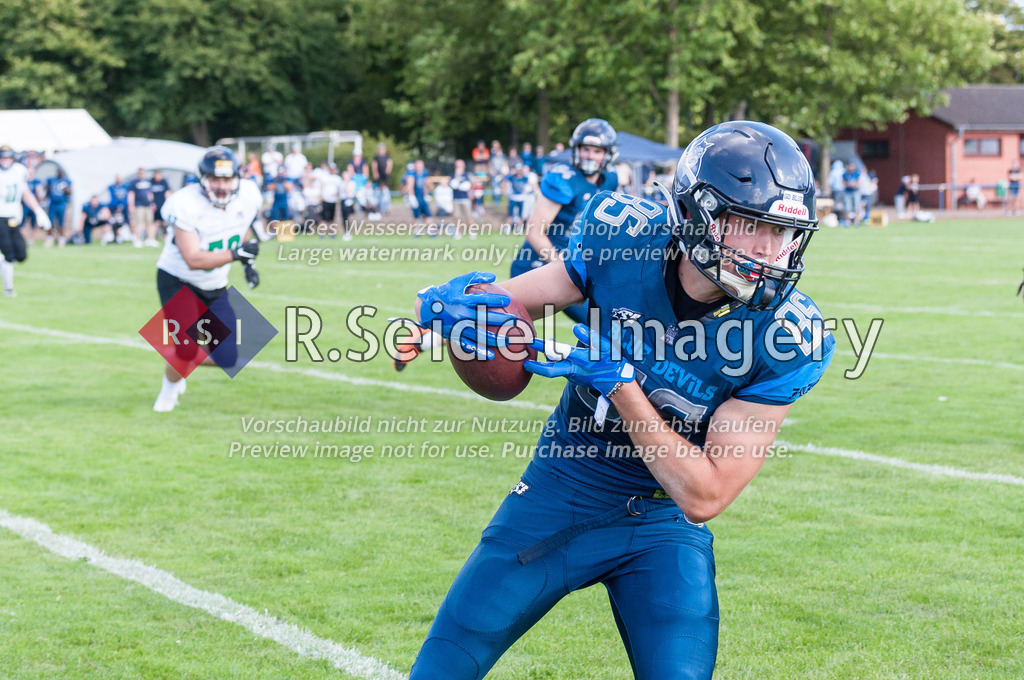 American Football, Saison 2022, Regionalliga Nord, Hamburg Blue Devils - Oldenburg Knights, Dr.-Hermann-Schnell-Sportplatz (Hamburg), 06.08.2022, 07. Gameweek | Moritz Pieper (#85, Blue Devils, WR)  fängt einen weiten Pass von Plagge.