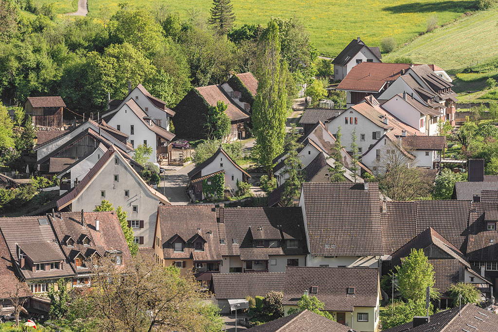 Kirchgasse "Tumeten" | in Ziefen, Baselland, Schweiz. - Realisiert mit Pictrs.com