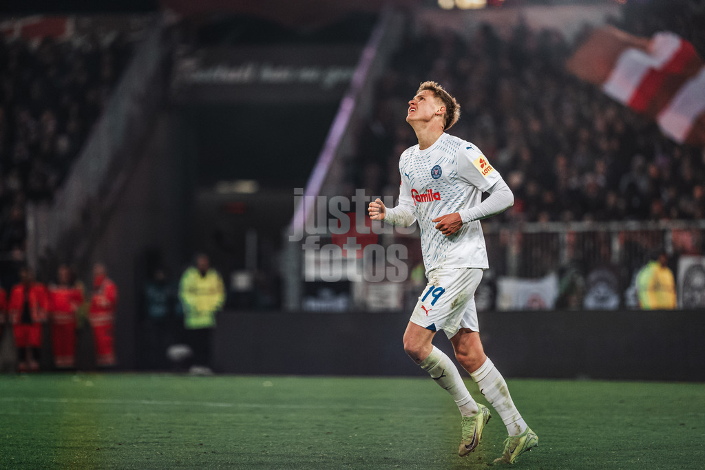 Fußball | Männer | Saison 2024/2025  | Fußball-Bundesliga | 12. Spieltag | FC St. Pauli vs. Holstein Kiel | 29.11.2024 | Phil Harres (#19, Holstein Kiel) schießt ein Tor aber ärgert sich