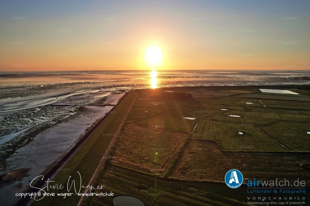 Luftbild Nordstrand, LangerDeich, Dreisprung, Püttenweg, Trendermarsch, Husumer Bucht | Luftbild Nordstrand, LangerDeich, Dreisprung, Püttenweg, Trendermarsch, Husumer Bucht - Die Badestelle Fuhlehörn liegt etwa 2 Kilometer vom Trendermarschkoog entfernt und ist bei Niedrigwasser über die Tideflächen erreichbar. Die Fuhlehörn-Runde ist eine beliebte Radtour, die von der Badestelle ausgeht und entlang des Deichs Richtung Trendermarsch führt.