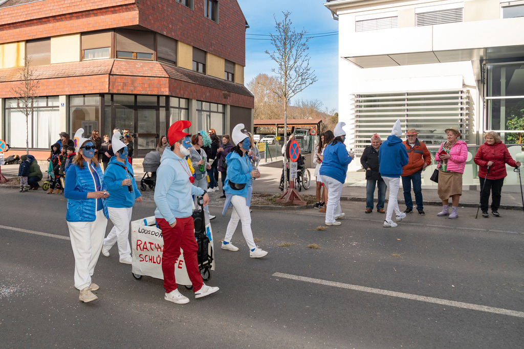 Umzug2025-073_8960 | Fotostrecke: FASCHINGSUMZUG 2025 in Loosdorf. 22 Masken(gruppen)-Teilnehmer: Loosdorfer Vereine, Wirtschaftstreibende, Gemeindeabordnungen sowie Kreditinstitute. rund 700 Besucher entlang der Hauptstrasse. Veranstaltungs-Sicherung durch Mannschaft der FF-Loosdorf mit schwerem Gerät. Maskenprämierung am EKZ-Platz durch Bgm. Thomas Vasku in den Kategorien: Bester Festwagen (Fa. gkonzept-Groissenberger; Beste Personengruppe-ASK-Loosdorf; Beste Einzelperson; Weiteste Anreise-FF Schollach;