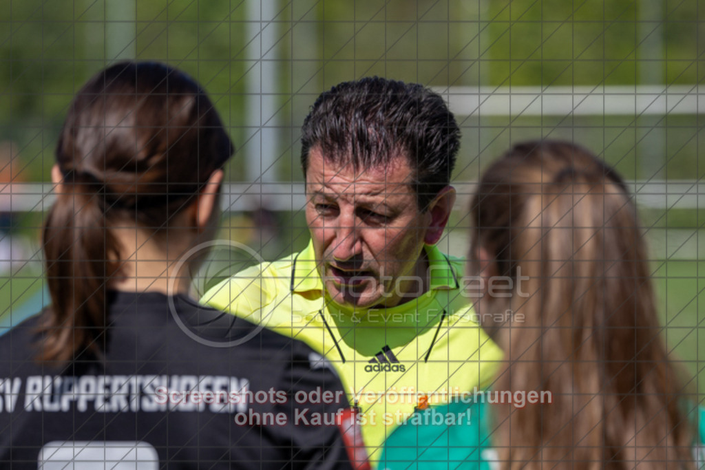 20250427_110118_0004 | #,1.Göppinger SV (weiß) vs. TSV Ruppertshofen (schwarz), Fußball, Frauen-Regionenliga 3 - Bezirk WfV, 21. Spieltag, Saison 2024/2025, Kunstrasenplatz Nord, Hohenstaufenstr. 116, 73033 Göppingen, 27.04.2025 - 11:00 Uhr,Foto: PhotoPeet-Sportfotografie/Peter Harich