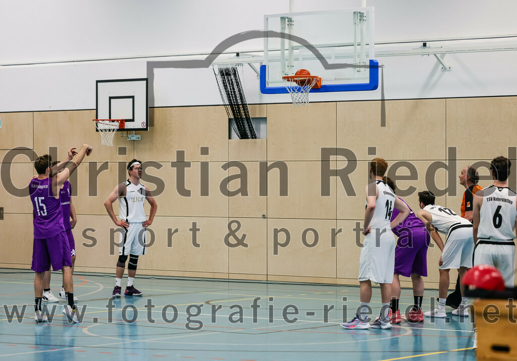 2022-05-01_013_TSV_Vaterstetten_gegen_DJK_Traunstein | Vaterstetten, Deutschland, 01.05.2022:
Basketball, Aufstiegsrunde zur Bayernliga 2021 / 2022, 5. Spieltag, TSV Vaterstetten gegen DJK Traunstein, Endergebnis: 87:79

Maximilian Hoernes (DJK Traunstein, #15), Bastian Heckner (TSV Vaterstetten, #7), Alain Gales (TSV Vaterstetten, #14), D. Berger (DJK Traunstein, #12), Maximilian Metzger (TSV Vaterstetten, #12)

Foto: Christian Riedel / fotografie-riedel.net