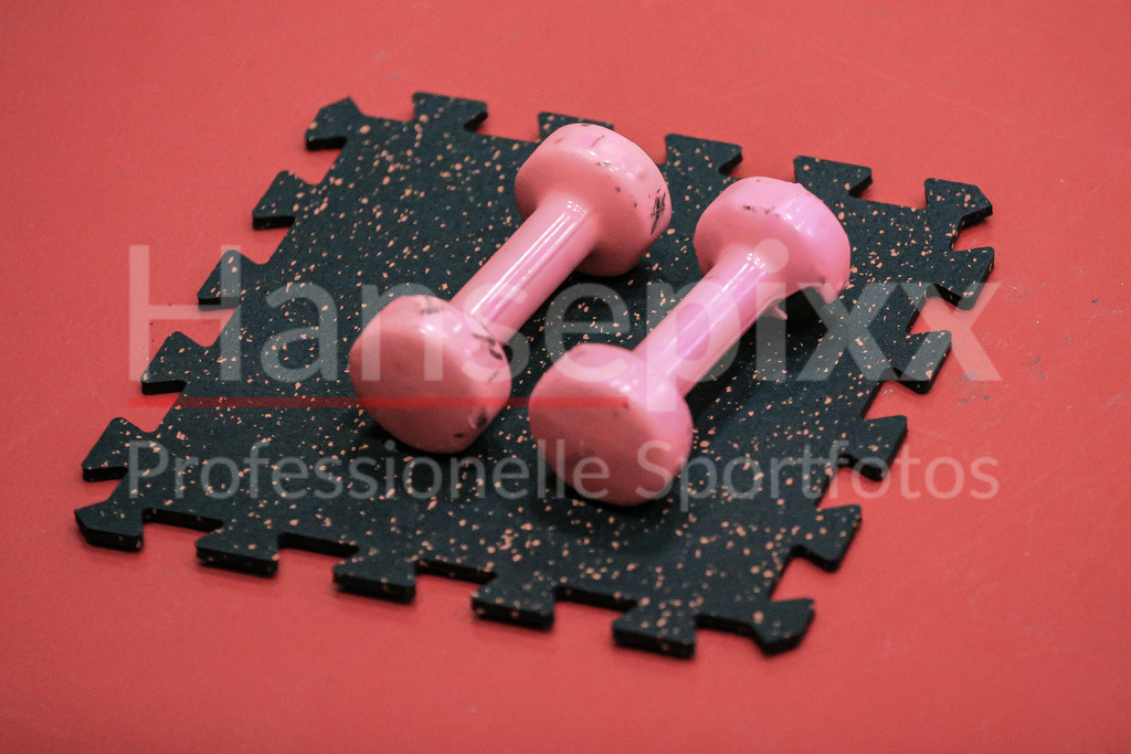 Handball, 2. Bundesliga Frauen, Training SV Werder Bremen | v.li.: Zwei Hanteln liegen auf dem Boden