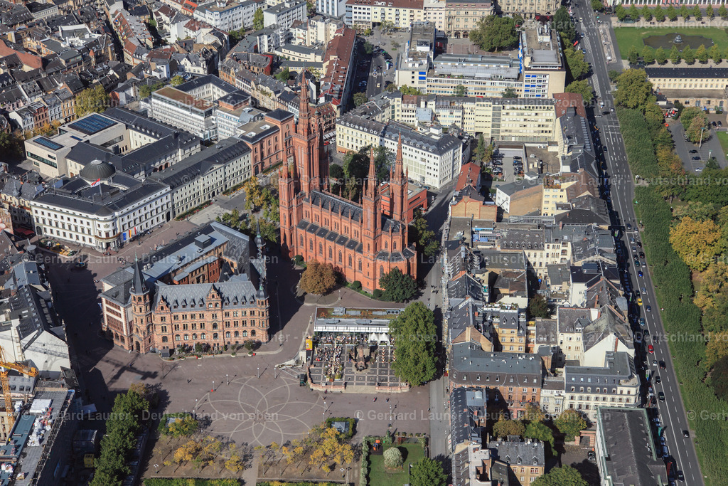 3070100 | Die neugotische Marktkirche in Wiesbaden ist die evangelische Hauptkirche der hessischen Landeshauptstadt. Sie wurde in den Jahren 1853 bis 1862 von Carl Boos als Nassauer Landesdom am Schlossplatz erbaut und war seinerzeit der größte Backsteinbau des Herzogtums Nassau.
