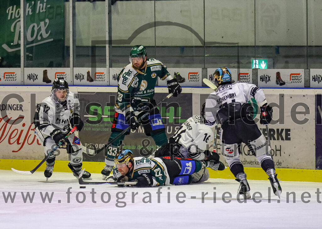 2026-01-30_057_TSV_Erding_gegen_EHF_Passau_Black_Hawks | Erding, Deutschland, 30.01.2026:Eishockey, Oberliga Süd 2025 / 2026, 42. Spieltag, TSV Erding gegen EHF Passau Black Hawks, Endergebnis: 2:6Zack Nazzarett (EHF Passau Black Hawks, #12), Marc Schmidpeter (Erding Gladiators, #33), Grady Hobbs (Erding Gladiators, #22), Philipp Faulhaber (EHF Passau Black Hawks, #16), Andrew Schembri (EHF Passau Black Hawks, #74)Foto: Christian Riedel / fotografie-riedel.net