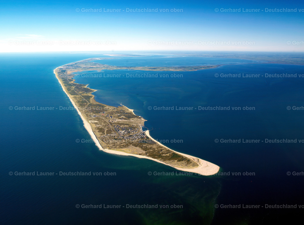 9300118 | Hörnum (Sylt) 18.10.2005 Blick auf die Insel Sylt. Sylt (dänisch Sild, friesisch Söl) ist die größte nordfriesische Insel. Sie erstreckt sich in Nord-Süd-Richtung vor der Nordseeküste Schleswig-Holsteins. Bekannt ist die nördlichste deutsche Insel vor allem für ihre touristisch bedeutenden Kurorte Westerland, Kampen und Wenningstedt sowie für den knapp 40 Kilometer langen Weststrand. Wegen ihrer exponierten Lage in der Nordsee kommt es zu kontinuierlichen Landverlusten bei Sturmfluten. Seit 1927 ist Sylt über den Hindenburgdamm mit dem Festland verbunden. Island of Sylt. Sylt is the largest North Frisian island of Schleswig-Holstein