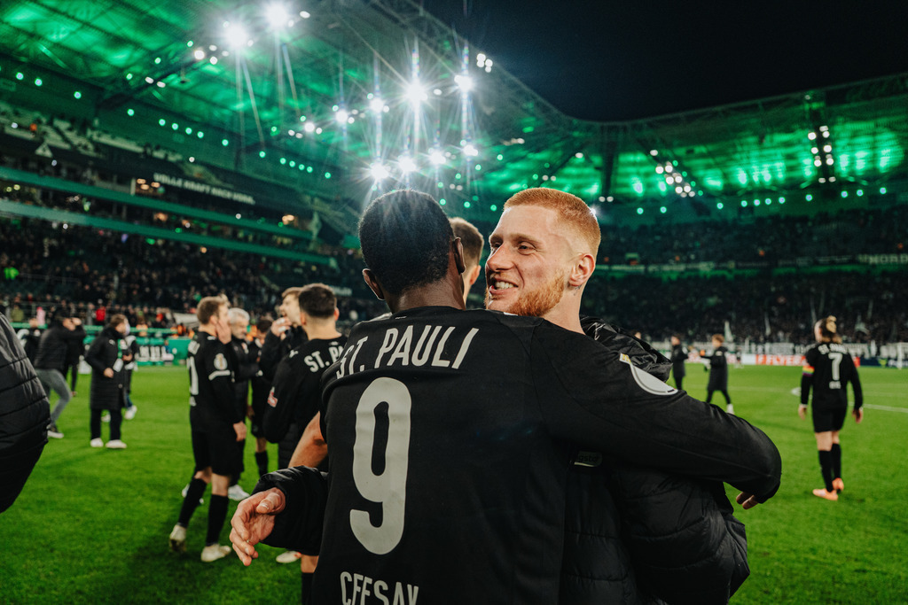 FCS04958 | Der offizielle Shop für FC St. Pauli Fotos. Wähle aus Spielszenen & Fanmomenten dein FCSP Wunschformat. Wir liefern Millerntor-Atmosphäre.