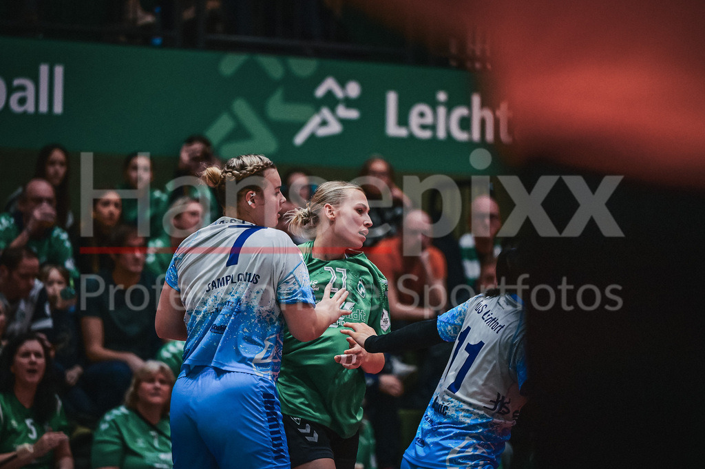 Handball, 2. Bundesliga Frauen, SV Werder Bremen - TuS Lintfort | v.li.: Jule Samplonius (TuS Lintfort, 7) mit dem Blockversuch, Spielszene, Aktion, Action an Emma Ruwe (SV Werder Bremen, 27)