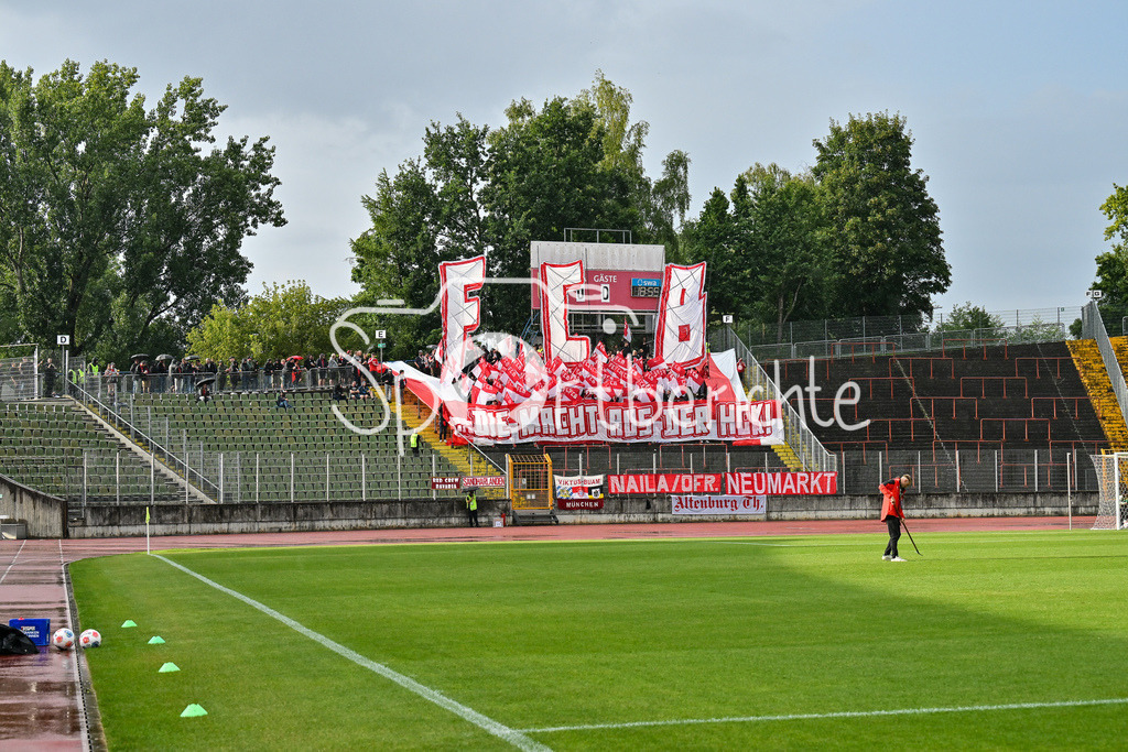 FC Augsburg II - FC Bayern Amateure | Die Fans der Bayern Amateure haben eine Choreo zu Spielbeginn vorbereitet / Regionalliga Bayern: FC Augsburg II - FC Bayern Muenchen II, Rosenaustadion am 25.07.2025