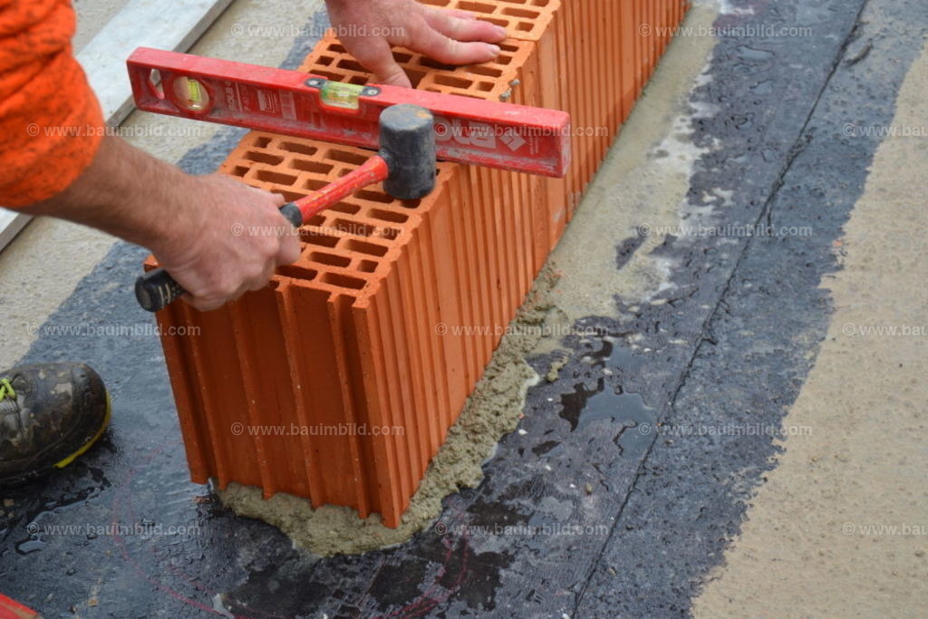 bib-lg07-mauerarbeiten-0006 | Nach LV-Leistungsgruppen sortierte Detailfotos über den Bau eines Hauses. Alle Hausbau-Bilder direkt vom Urheber und Autor der Website Haus-Selber-Bauen.com