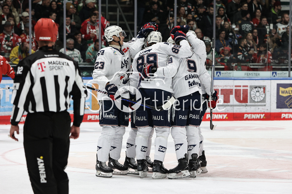 Augsburger Panther - Adler Mannheim | Jubel der Adler nach dem Treffer zum 0-3 durch David WOLF (MAN #89) / Freude / Tor / Torschuetze