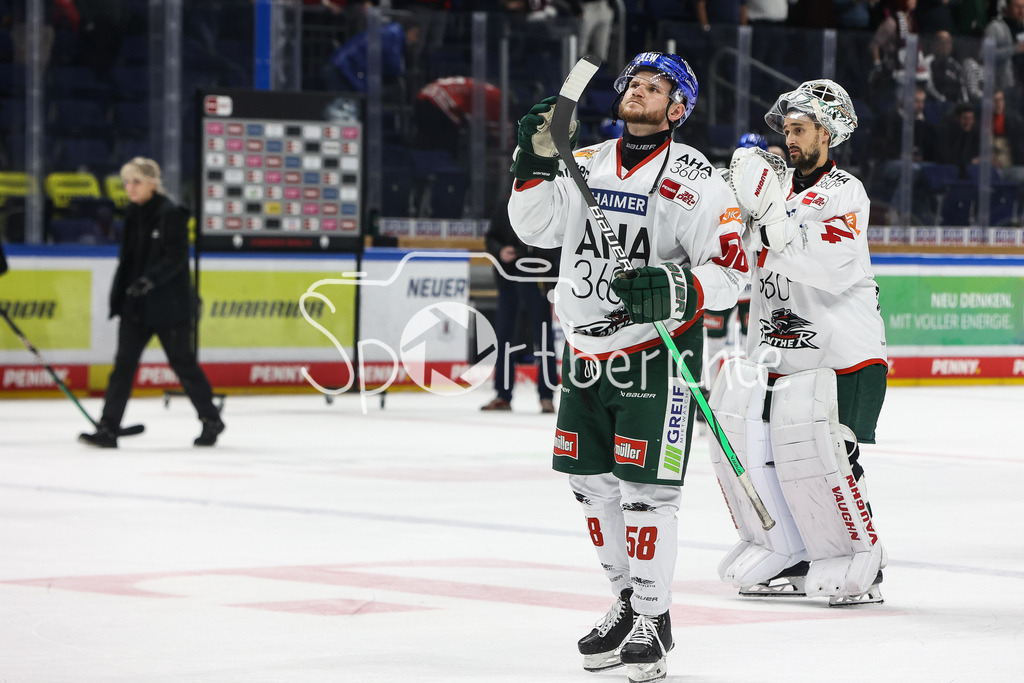 Eisbären Berlin - Augsburger Panther | Maximilian RENNER (AEV #58) und Dennis ENDRAS (AEV #44) bedanken sich bei den mitgereisten Fans