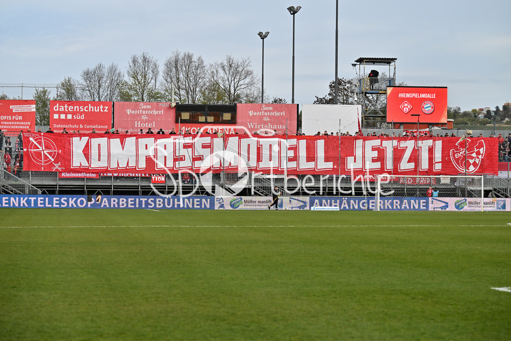 FC Würzburger Kickers - FC Bayern Amateure | WÜRZBURG, DEUTSCHLAND - 10. APRIL: die Fans der Bayern mit einer Botschaft an den BFV - Kompassmodell jetzt - während dem Match zwischen dem FC Würzburger Kickers und den Amateuren des FC Bayern München am 28. Spieltag der Regionalliga Bayern in der AKON Arena