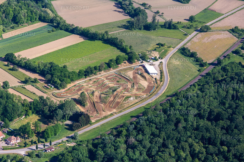 Vue aérienne: Moto club de Mothern à Mothern dans le département Bas Rhin, France – .Photo: IMG_131723.jpg prise le 22/05/2022 par Werner Riehm/FLY-FOTO.eu – Résolution de l'original: 5472 x 3648 px – Mx - Mothern